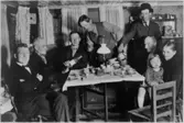 Påsk år 1933. Sällskap vid dukat bord
