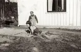 Kjell Johansson (född 1945) och Eva Pettersson (född 1944, gift Kempe) leker i sandlådan vid Torrekulla gård cirka 1947.