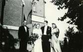 Bröllop mellan Rosa Krantz (1912 - 1994) och Bror Pettersson (1913 - 1984), Fässbergs kyrka 7 augusti 1943. Tillsammans med brudparet står vittnena Östen Krantz (1910 - 1990) och hustrun Edit (1915 - 2008).
Relaterade telegram: 03960 (Mölndals stadsmuseum).