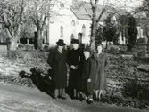 Veddige kyrka, slutet av 1940-talet. Från vänster: Gustav Johansson (1886 - 1977), hustrun Judit Johansson (1893 - 1973), fosterbarnet Sven Olof 