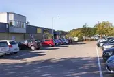Vy från Våmmedalsvägen mot väster. Parkeringsplats utanför Netto-affären i Kållereds centrum den 6 oktober 2016. Byggnaden har adress Gamla Riksvägen 67.