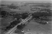 Flygfoto över Kvistbro.
På bilden syns bl.a. huset Kvistbro Björkhem, som blev klart 1931.
Fotot togs en sommardag mellan 1931 och 1936 (Järnvägen fick eldrift 1937-09, bilden tagen innan det).