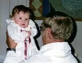 Dop för Signe Kristina Elfrida Magnusdotter i Åmsele kyrka (Västerbottens län) 2007-10-13. Dotter till Therese Olsen. Barnbarn till Kristina Melin Olsen (född 1943 i Kållered). Kristinas mor Gunhild Melin var från Sporred. Barnet hade samma dopklänning som Kristinas far, Gösta Melin (född 1910 i Kyrkbacken). Även Kristina döptes i den år 1943.