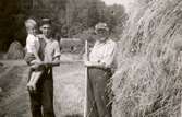 Bröderna Stellan (född 1955, Vommedal Västergård) och Lennart Svensson (född 1944, Vommedal Västergård) samt Gustav Bengtsson (1893 - 1979) år 1957. De står vid Vommedal Västergård 3:6 