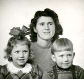 Familjeporträtt av Dagmar Svensson (1918 - 1996) med barnen Solveig (född 1942, gift Storfors) och Lennart (född 1944) år 1948. De bodde i Vommedal Västergård 3:2. Relaterat motiv: A2780.