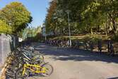 Våmmedal i Kållered den 6 oktober 2016. En mängd cyklar står parkerade vid ingången till Brattåsskolan. Skolan har adressen Streteredsvägen 9. Vy mot norr.