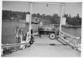 Vägstation B3 Söderby-Karl. Färjeläget vid Trästa, Väddö kanal. Färja på ingående, troligen färjan som byggdes 1936, betongfärja.