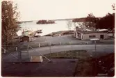Vägstation B3 Söderby-Karl. Färjeläget vid Trästa, Väddö kanal. Färjvaktarlokalen; Färja 62/222 (linfärja) vid kaj.