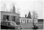 Vägstation B5 Rimbo. Vägstationens huvudbyggnad med verkstad, förrådsavdelning (varmförråd), kontorsdel. På garageplan personbil Mercedes, B66888.