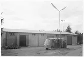 Vägstation B5 Rimbo. Förrådsbyggnad. På garageplan Bensinpump (drivmedelspump). Volkswagenbuss tankas.