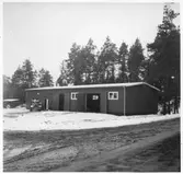 Vägstation B10, Västerhaninge. Garagebyggnad. Lastbil framför garageport.