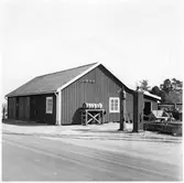 Vägstation B12, Järna. Garageanläggning, invid väg. Bensinpumpar (drivmedelspump). Sandspridare, väghyvel.