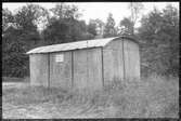 Vägstation B12, Järna. Förråds- eller garagebyggnad i Mölnbo.