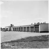 Vägstation C1, Enköping. Huvudbyggnad, med från vänster; verkstadsdel, kontorsdel, garagedel. Personbil framför verkstaden.