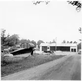 Vägstation C7, Skärplinge. Filial Älvkarleby. Verkstads- och garagebyggnad. Luttunnor, spetsplog, liten lastbil (paketbil), smörjbrygga.