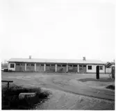 Vägstation D7, Jönåker. Garagebyggnad. Bensinpumpar (drivmedelpumpar). På gaveln på byggnad till höger, manskapsskåp, där de anställda förvarade personliga ägodelar inklusive handredskap.