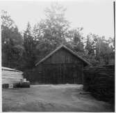 Vägstation D9, Vagnhärad, filial Hölö. Garagebyggnad med portar på gaveln. Upplag av snöskärmar.