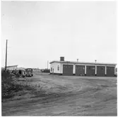 Vägstation Vmo E3, Boxholm, filial Ödeshög. Garagebyggnad. Personbil parkerad på garageplan.