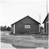 Vägstation Vmo E3, Boxholm, filial Backasand. Garagebyggnad. Invid väg.