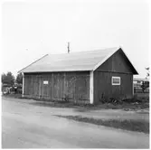 Vägstation Vmo E3, Boxholm, filial Backasand. Garagebyggnad. Invid väg. Postlådor till vänster.