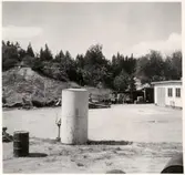 Vägstation E6, Mantorp. Garageplan med garagebyggnaden till höger. Vid grusslänt spets- och sidoplogar.