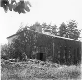 Vägstation E7, Fillinge. Garagebyggnad, reveterad, baksidan.