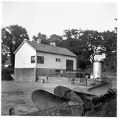 Vägstation E7, Fillinge, filial Åtvidaberg. Byggnad (eventuellt med bostad i markplanet), garageport i ena änden och i souterrängvåning. Drivmedelscistern, spetsplogar.