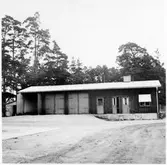 Vägstation E10, Östra Husby. Garage- och kontorsbyggnad.