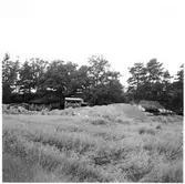 Vägstation E10, Östra Husby, filial, Söderköping. Materielupplag i anslutning till vägstationen. Luttunna, cementrör (muffrör).