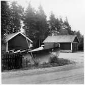 Vägstation E14, Simonstorp, filial Krokek. Garagebyggnad med portar på gaveln. Förrådsbyggnad. Spetsplogar. Invid väg.