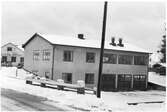 Vägstation F3, Smålandsstenar. Verkstads- och förrådsbyggnad, souterrängbyggnad. Garage i souterrängvåningen. Byggnad i bakgrunden 