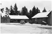 Vägstation F3, Smålandsstenar. Förrådsbyggnader, öppet skjul med diverse material, spetsplogar. Personbil.