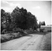 Vägstation F3, Smålandsstenar. Sand- och saltlada, förrådsbyggnader ute på ängsmark. Diverse materialupplag. Luttunna, lastbil.