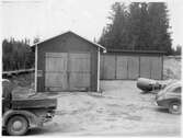 Vägstation F7, Tenhult, filial Äng. Garagebyggnad med portar på gaveln. Affisch för 