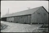 Vägstation F8 och F9, Värnamo. Förrådsbyggnad, bortre delen öppet skjul.