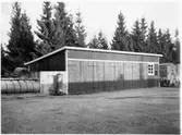 Vägstation F11, Sävsjö. Förrådsbyggnad. Luttunna och del av gengasaggregat.