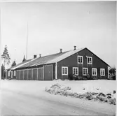 Vägstation F14, Vetlanda. Garage-, förråds- och kontorsbyggnad. Invid väg. Sidoplogar. Radiokommunikationsmast.