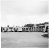 Vägstation G2, Berghem. Anläggning med kontors- och verkstadsdel och hopbyggd i vinkel garageanläggningen. Bensinpump (drivmedelspump).