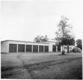 Vägstation G3, Vislanda. Byggnad innehållande garageanläggning, verkstadsdel, kontorsdel. Bensinpumpar (drivmedelspumpar), personbil med mansperson.