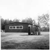 Vägstation G3, Vislanda, filial Liatorp. Förråds- och garagebyggnad. Bensinpumpar (drivmedelspumpar) och bränslefat.
