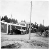 Vägstation G4, Bergsnäs. Byggnad med mittdel i två våningar, troligtvis kontorsdel, flankerade av två längor garage (baksidan). Motordriven slipsten. Vedupplag.