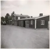 Vägstation G4, Bergsnäs, filial Räppe. Byggnad bestående av två garagelängor med en  tvåvåningsbyggnad i mitten, troligen kontor och förråd. Lastbil med flaket uppfällt.