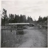 Vägstation G4, Bergsnäs, filial Räppe. Förrådsbyggnader, materielupplag, bränslefat. Cementblandare.