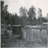 Vägstation G4, Bergsnäs, filial Räppe. Olika förrådsbyggnader, diverse materielupplag, manskapsvagn.