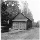 Vägstation G7, Ingelstad, filial Hovmantorp. Förrådsbyggnad. På gaveln manskapsskåp för manskapets personliga utrustning och redskap.