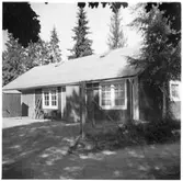 Vägstation G7, Ingelstad. Förrådsbyggnad, innanför nätstängsel och grind.