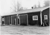 Vägstation G9, Lenhovda. Maskinstation i Eriksmåla. Förråds- och garagebyggnad. Skylt 