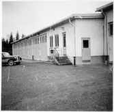 Vägstation G10, Åseda. Vägstationens huvudbyggnad med garagelänga och kontorsdel. Trappräcket till kontorsdelen med smidda inlägg 