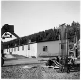 Vägstation H3, Hummelstad. Garagebyggnad, baksidan. Smörjbrygga. Del av lastningselevator (skopelevator) skymtar till vänster. Bensinpump (drivmedelspump).