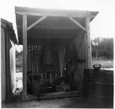 Vägstation H3, Hummelstad. Öppet skjul med smedja. Städ, ässja.